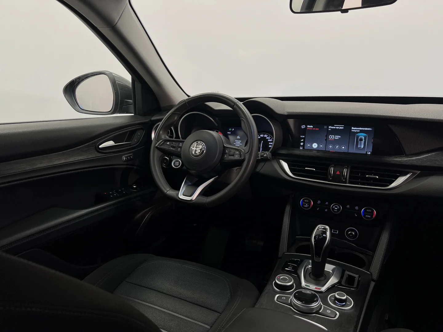 Alfa Romeo Stelvio - 16