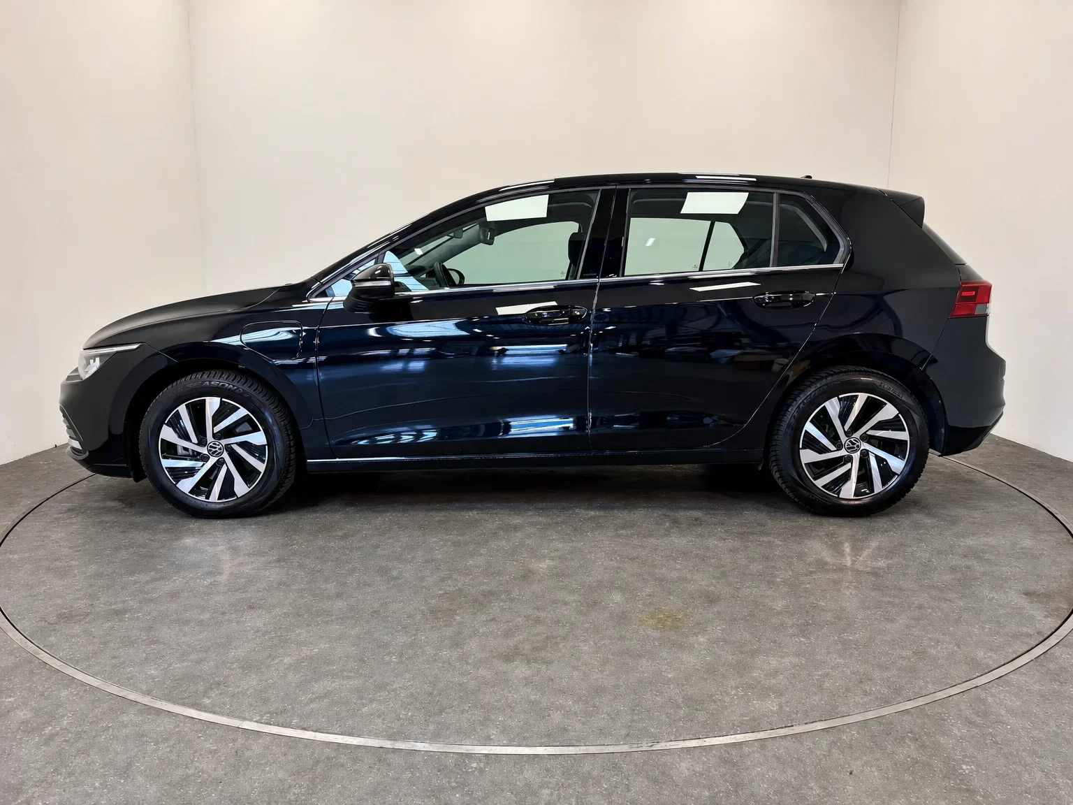 Volkswagen Golf - 2